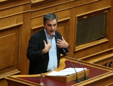 Ο μαλλιαρός βασιλιάς, η «Μαύρη Οχιά» και ο Μάρτιν Λούθερ Κινγκ – Δείτε τη ομιλία του Ευκλ. Τσακαλώτου στη Βουλή (βίντεο)